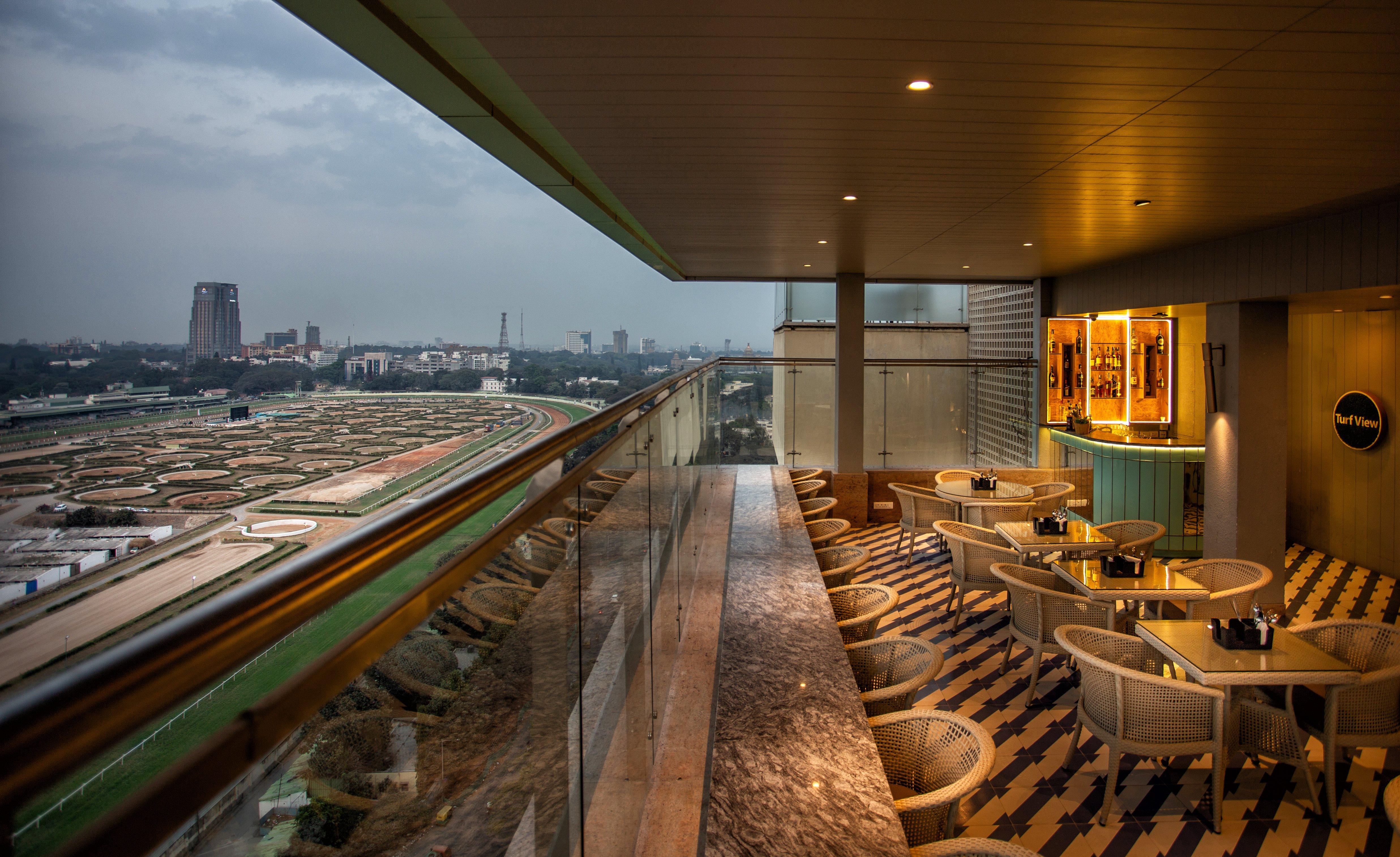 Holiday Inn Bengaluru Racecourse By Ihg Exterior foto The Sky Bar