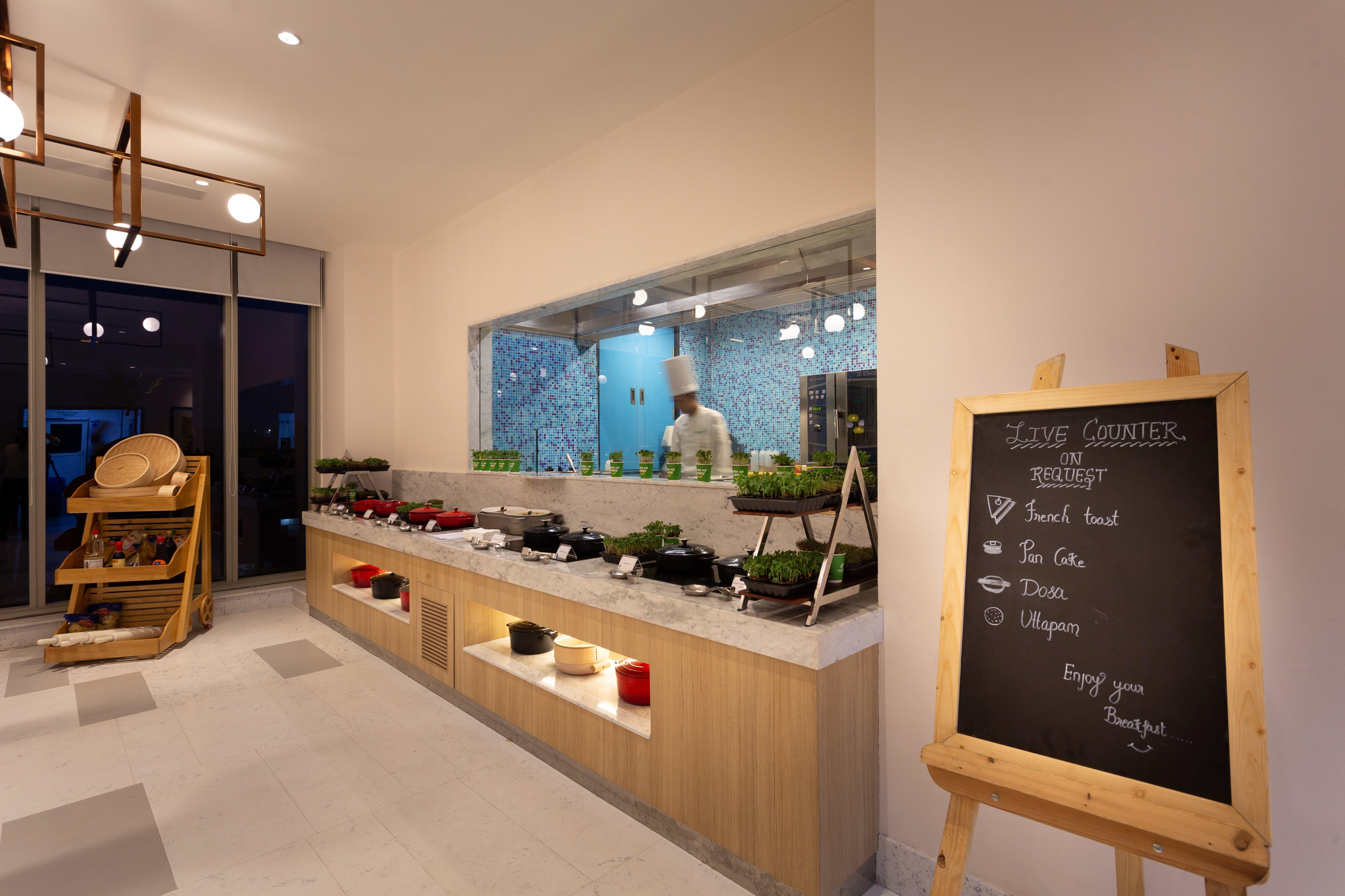 Holiday Inn Bengaluru Racecourse By Ihg Exterior foto The kitchen at the restaurant