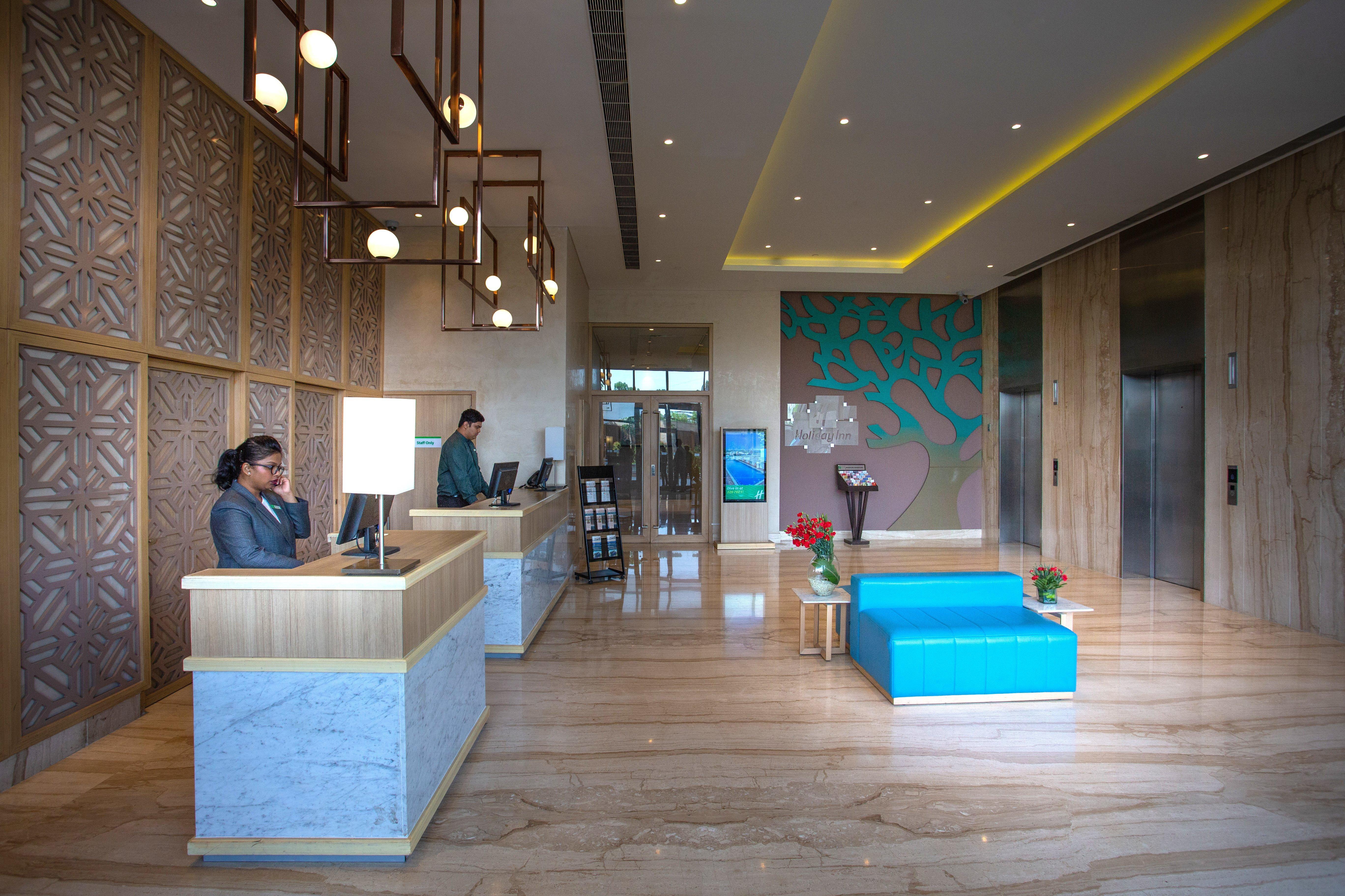 Holiday Inn Bengaluru Racecourse By Ihg Exterior foto The lobby of the hotel