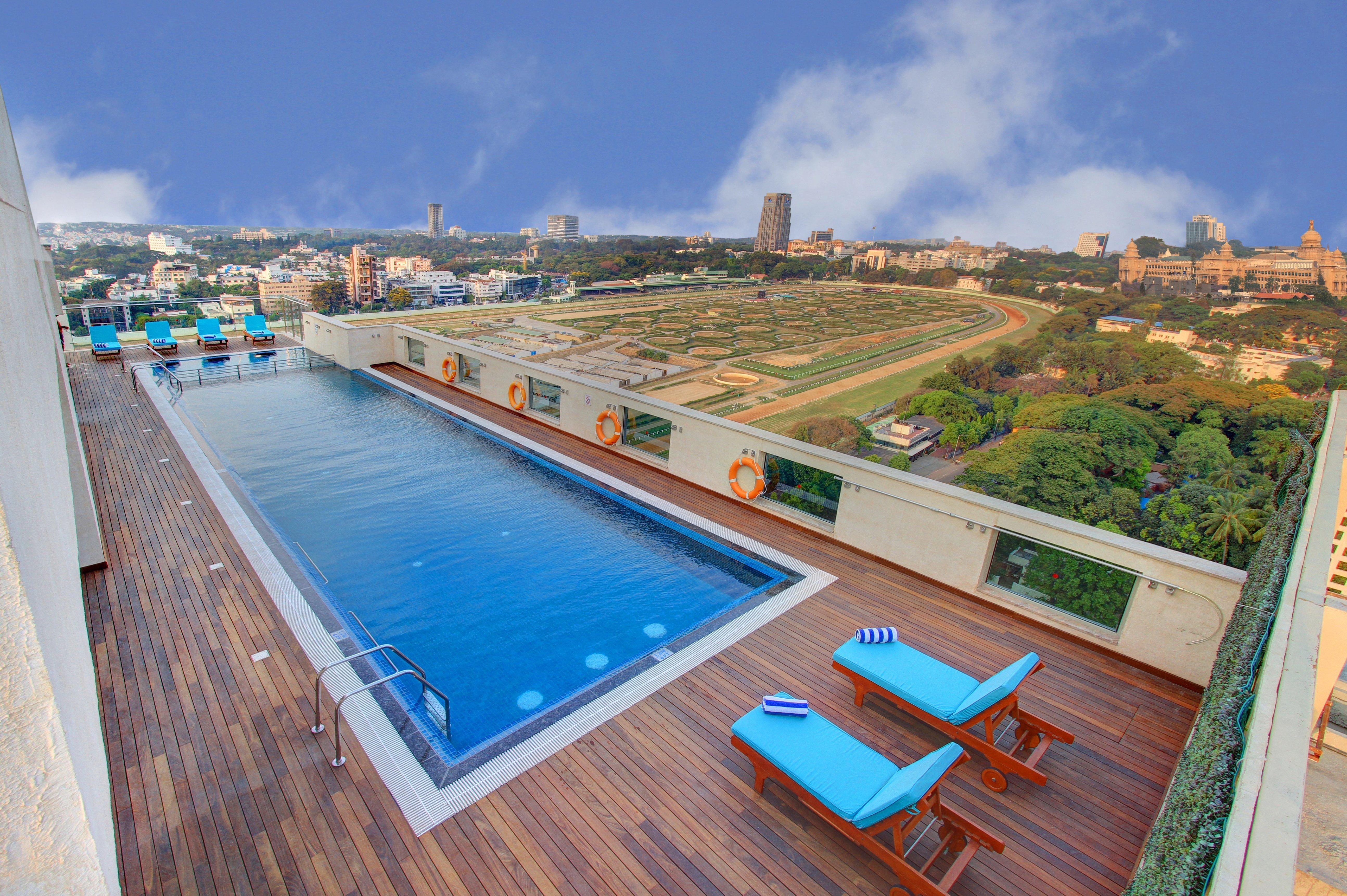 Holiday Inn Bengaluru Racecourse By Ihg Exterior foto Rooftop pool at the Taj Bengal