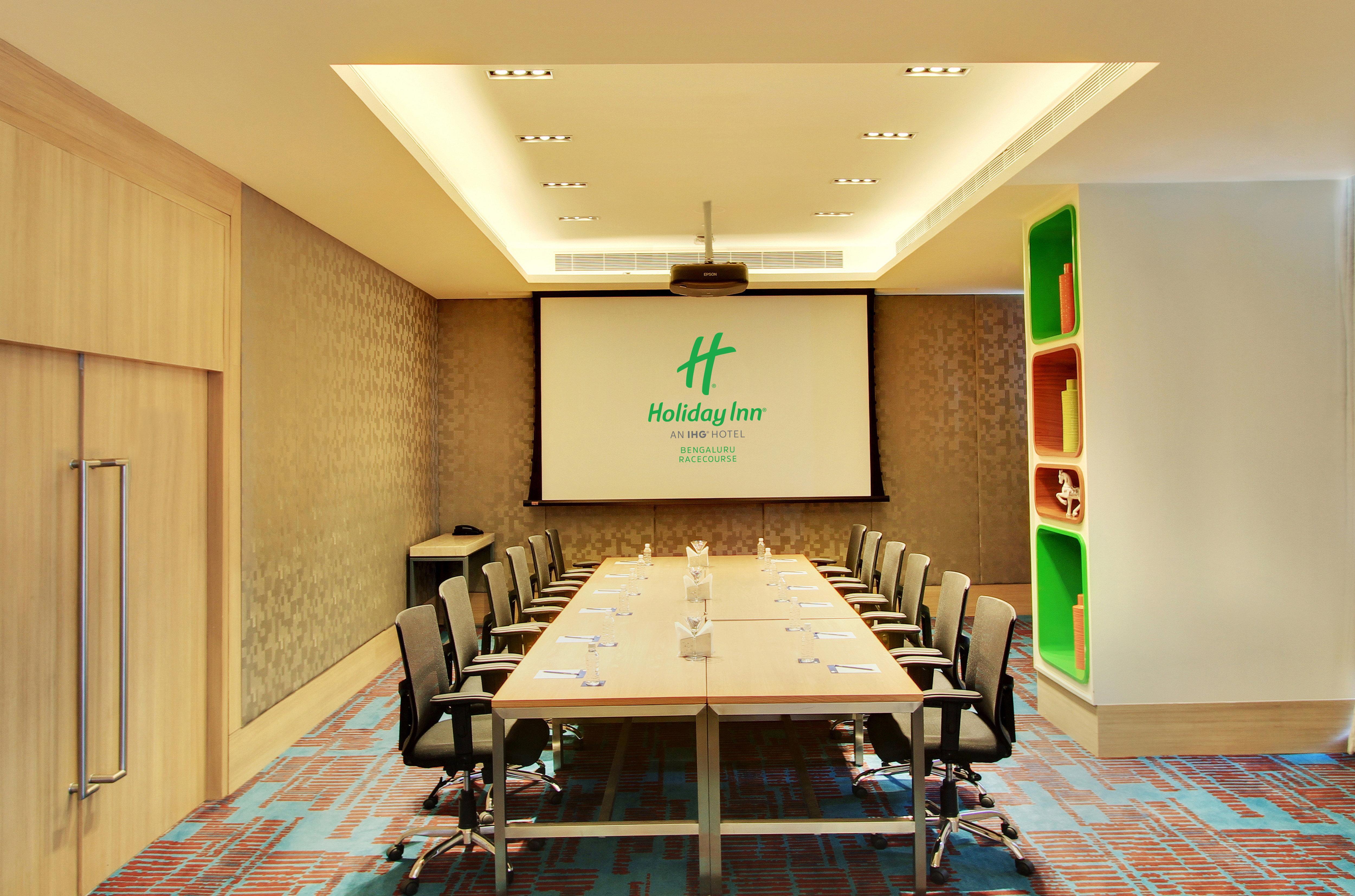 Holiday Inn Bengaluru Racecourse By Ihg Exterior foto Meeting room at Holiday Inn