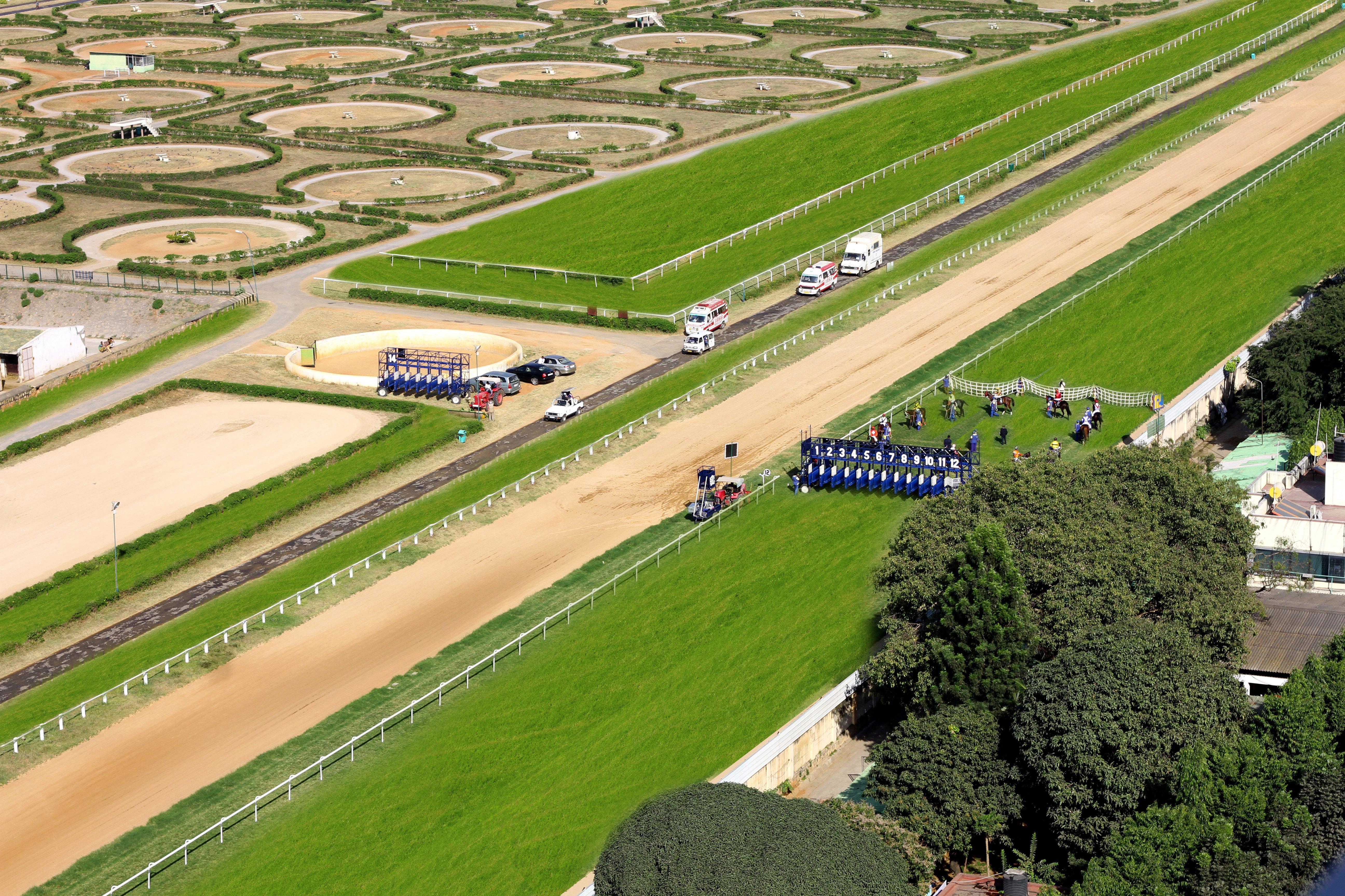 Holiday Inn Bengaluru Racecourse By Ihg Exterior foto The start of the 2008 Kentucky Derby