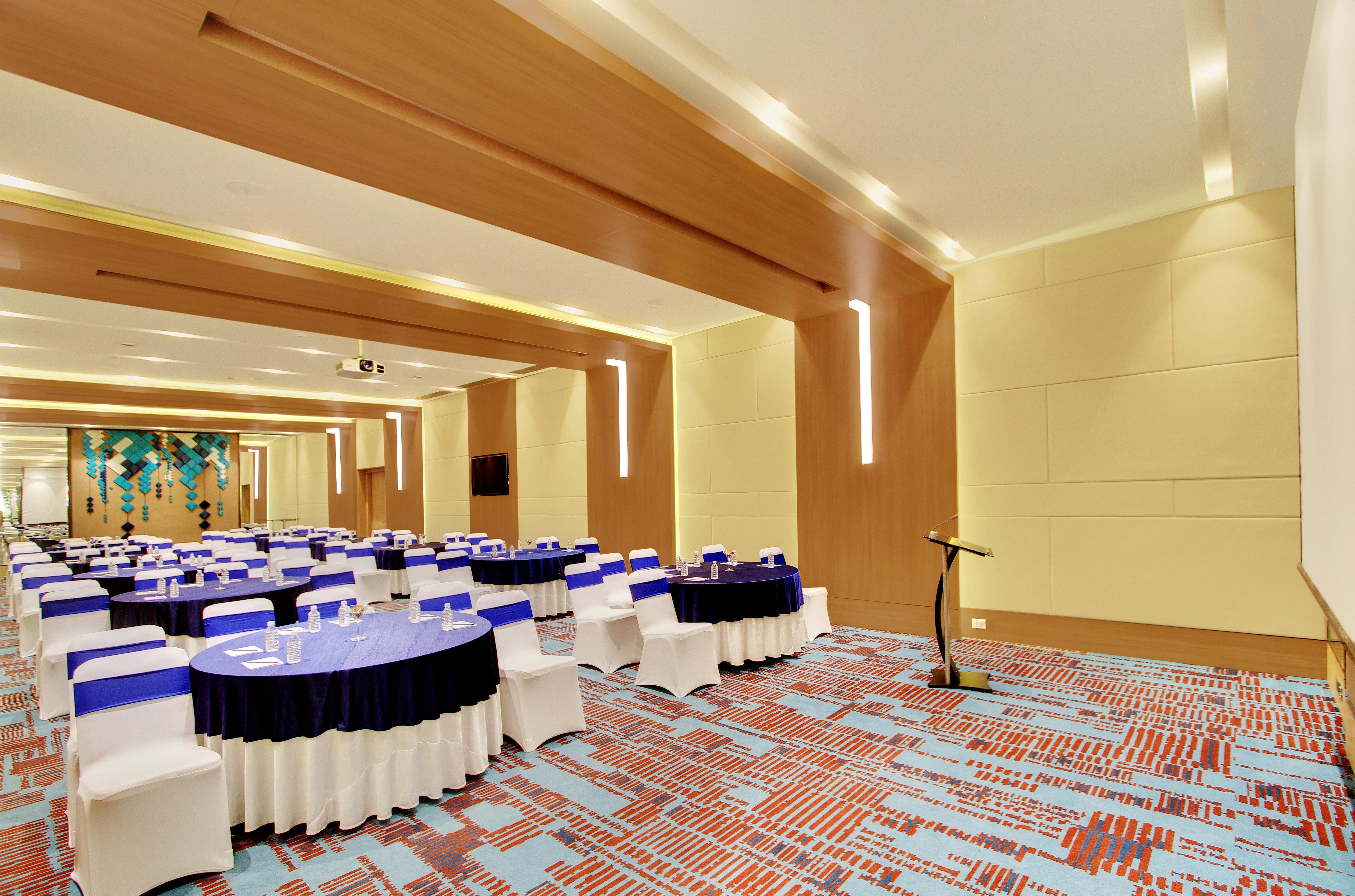 Holiday Inn Bengaluru Racecourse By Ihg Exterior foto The ballroom at the hotel