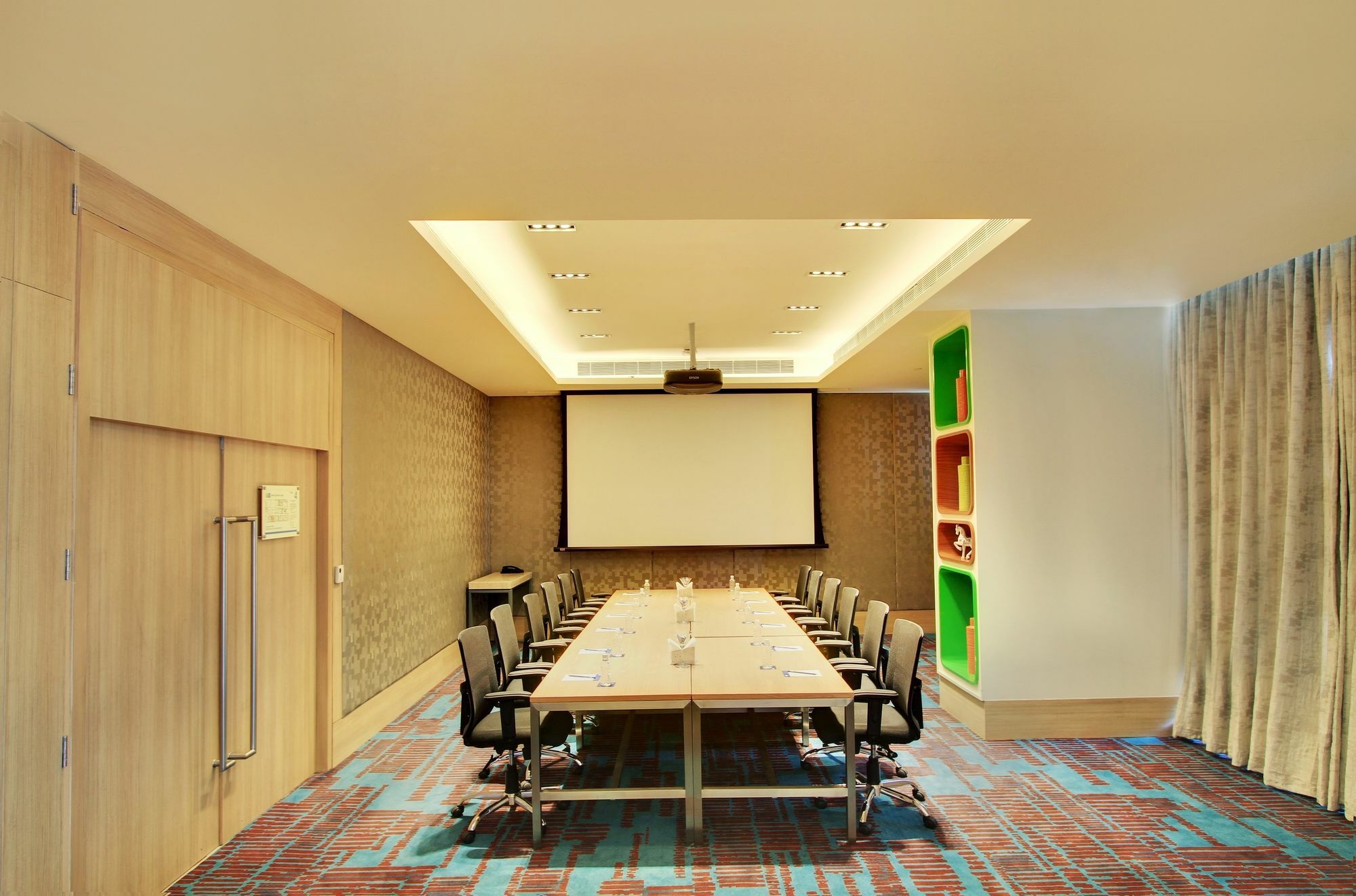 Holiday Inn Bengaluru Racecourse By Ihg Exterior foto Meeting room at the hotel